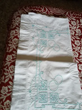 Sábana blanca con bordado azul