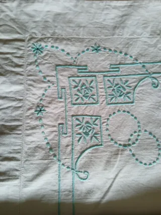 Sábana blanca con bordado azul