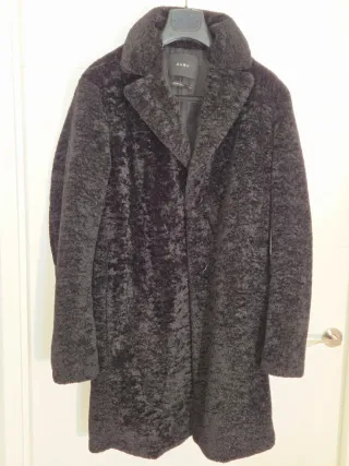 Abrigo Zara Negro con Cuello Peludo