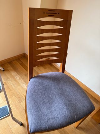 Mueble salón madera y cristal y mesas y sillas.