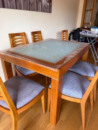 Mueble salón madera y cristal y mesas y sillas.