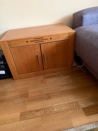 Mueble salón madera y cristal y mesas y sillas.