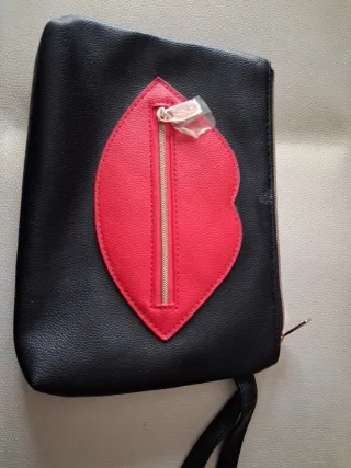 Cartera de mano negra con labios rojos