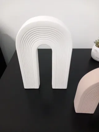 Arcos decorativos beige y blanco