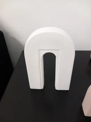 Arcos decorativos beige y blanco