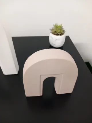 Arcos decorativos beige y blanco