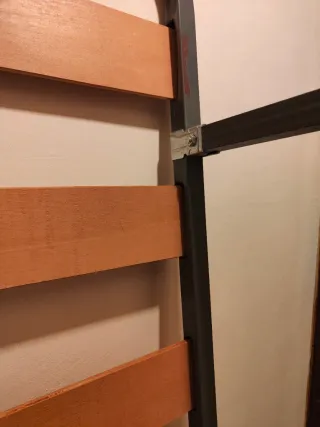 Somier de láminas madera y metal con patas