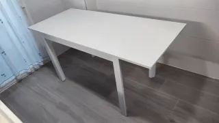 Mesa blanca extensible con 4 sillas
