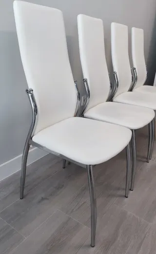 Mesa blanca extensible con 4 sillas