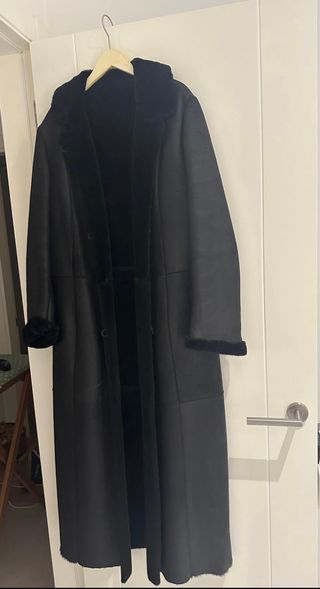 Abrigo largo de cuero y piel hecho a mano