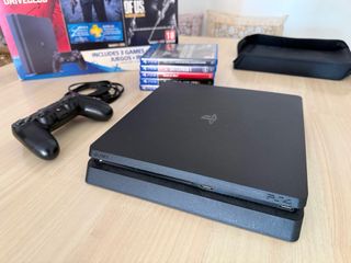 PS4 Slim 1TB Nera + 5 Giochi