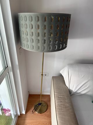 Lámpara de pie gris verdoso.