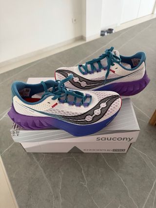 Zapatillas para correr Saucony blancas y moradas