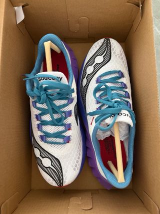 Zapatillas para correr Saucony blancas y moradas