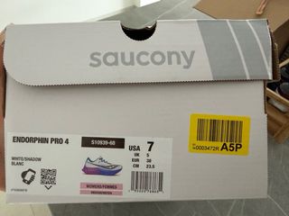 Zapatillas para correr Saucony blancas y moradas