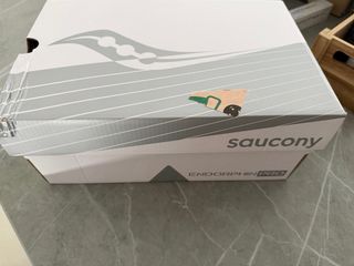 Zapatillas para correr Saucony blancas y moradas