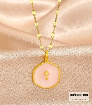 Collar con colgante de cruz bañado en oro