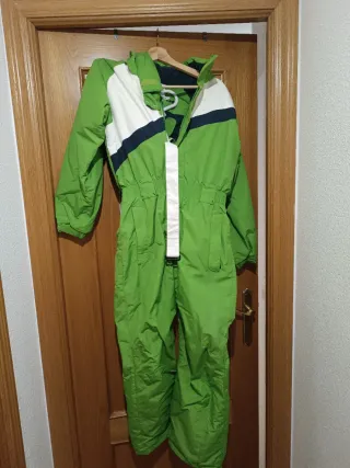 Mono de nieve verde y blanco