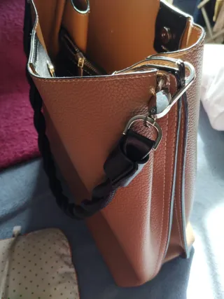 Bolso Beige y Negro con Asa Trenzada