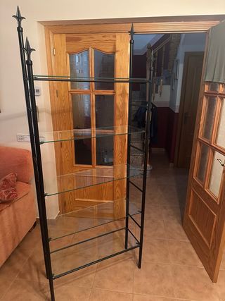 Estantería de metal y cristal