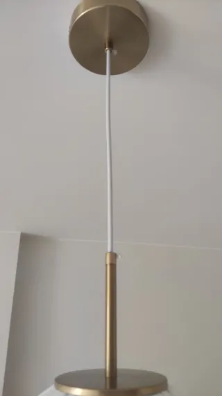 Lámpara de techo dorada y blanca