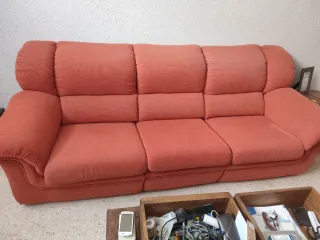 Sofá 3+1. plazas tela naranja y apoya piernas.