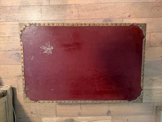 Baúl de cuero y metal