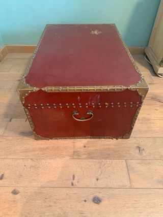 Baúl de cuero y metal