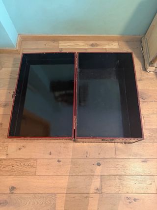 Baúl de cuero y metal