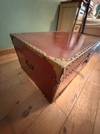 Baúl de cuero y metal