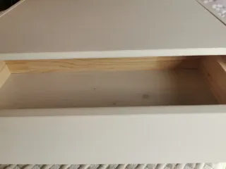 Dos Mesitas de noche blancas de madera de pino.