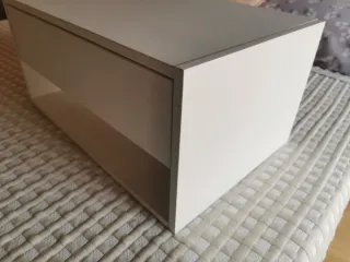 Dos Mesitas de noche blancas de madera de pino.