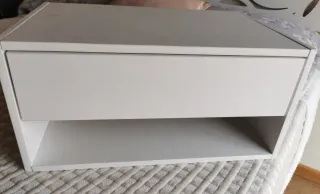 Dos Mesitas de noche blancas de madera de pino.