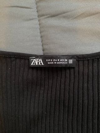 Top corto Zara negro con ganchos