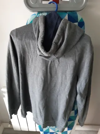 Sudadera con capucha gris oscuro