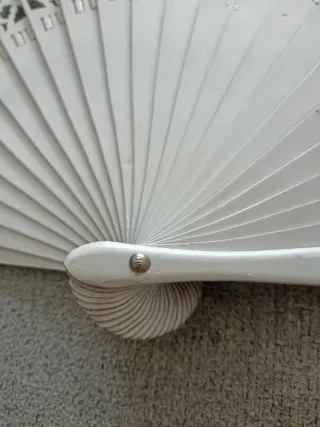 Precioso abanico blanco calado