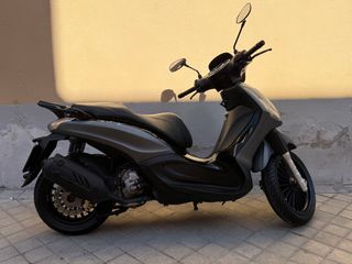 Piaggio Beverly 125 Scooter Gris/Negro