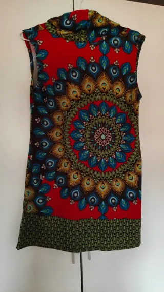 Vestido estampado cuello alto sin mangas