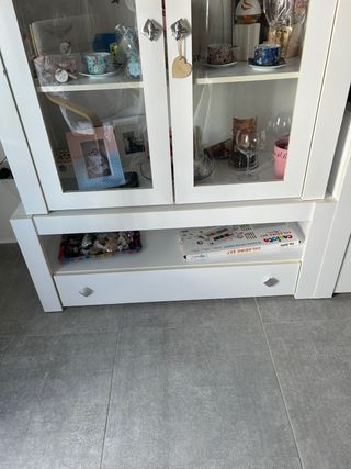 Mueble de salón blanco y madera