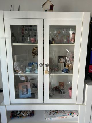 Mueble de salón blanco y madera