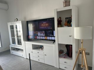 Mueble de salón blanco y madera