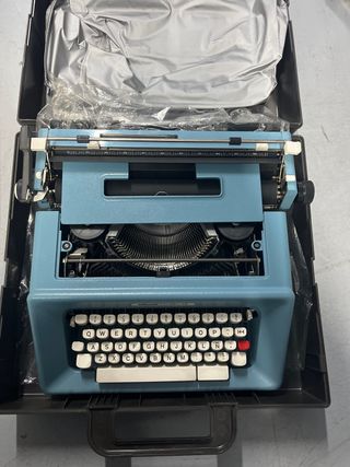 Máquina de escribir Olivetti azul