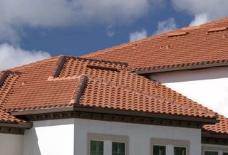 Trabajos de tejado, reparación y canalones.”