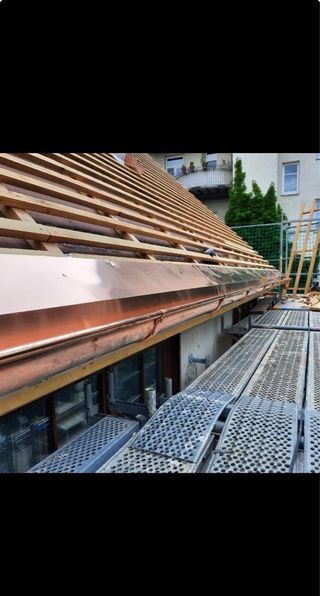 Trabajos de tejado, reparación y canalones.”