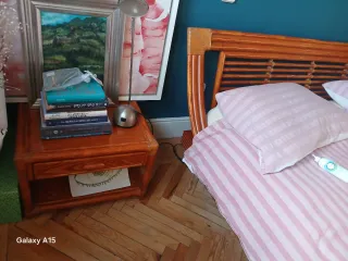 Cama de madera y ratán + mesilla y base