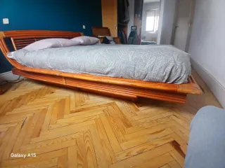 Cama de madera y ratán + mesilla y base