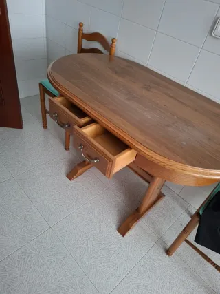 Mesa de madera y 2 sillas