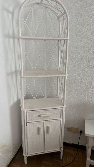 Estantería de mimbre blanca