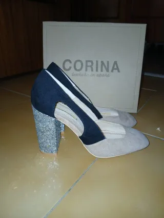 Zapatos de tacón beige y plateados