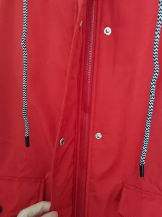 Abrigo rojo con capucha